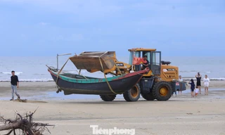 Dùng máy xúc cẩu thuyền lên bờ để 'chạy' bão số 5