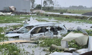 Thanh Hóa ngập, ô tô bị hất văng xuống ruộng, cột điện gãy đổ la liệt sau bão
