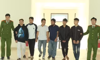 Tung tin thất thiệt 'bị công an đánh' để gọi người đến trụ sở quay video, hò hét