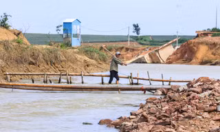 Lũ cuốn sập cầu ở Thanh Hóa, người dân dựng cầu khỉ vượt sông, học sinh đi vòng 8km đến trường