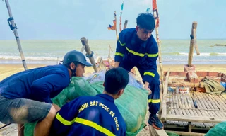 Công an Thanh Hóa gặt lúa, neo tàu thuyền giúp người dân 'chạy bão' 