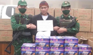 Người đàn ông chở 1 tấn pháo hoa đi tiêu thụ
