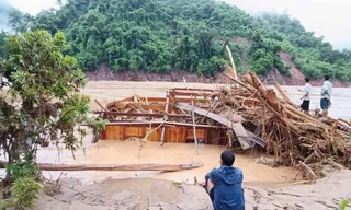 'Mất hết rồi'... Nước mắt lẫn trong bùn lũ ở Nghệ An