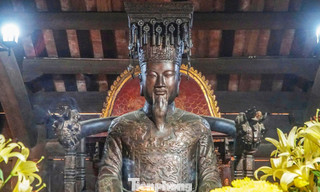 Bên trong ngôi đền cổ có đôi đũa thử độc của vua và đĩa ngọc phát sáng