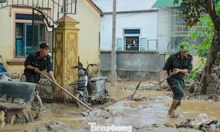 Cảnh sát cơ động lội bùn, giúp dân dọn dẹp sau lũ