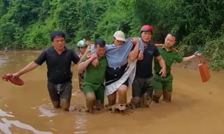 Công an xã vượt lũ đẩy cano đưa sản phụ đi sinh