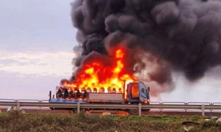 Ô tô tải bốc cháy dữ dội trên cao tốc ở Thanh Hoá