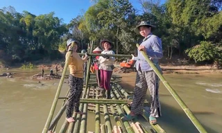 Người dân dựng cầu tre qua sông Luồng