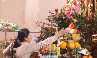 Tái diễn cảnh nhét tiền lẻ vào mâm lễ 