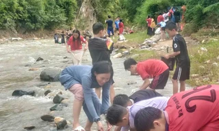 Thiếu nước sinh hoạt, học sinh đi bộ hơn 1km ra suối tắm giặt