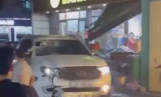 Làm rõ vụ xe 7 chỗ lao vào cửa hàng ăn rồi bỏ chạy khỏi hiện trường