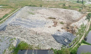 Bao giờ đóng cửa 'núi rác' án ngữ khu du lịch biển ở Thanh Hóa?