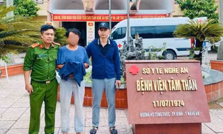 Khống chế người đàn ông cầm dao đe dọa người đi đường