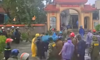 Một Bí thư thôn ở Thanh Hóa bị cây đè tử vong khi đi chống bão