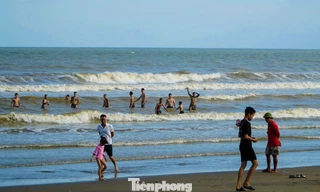 Ngư dân lo 'chạy' bão, du khách vẫn tắm biển Sầm Sơn 