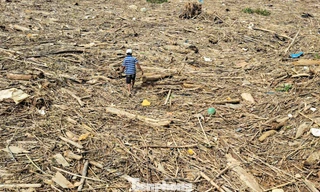 Rác ‘bủa vây’ cảng cá, khu neo đậu tàu thuyền ở Hà Tĩnh