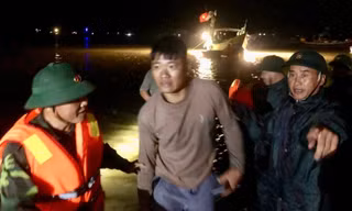 Tàu du lịch câu mực bị chìm trên biển Hà Tĩnh, 34 người thoát nạn