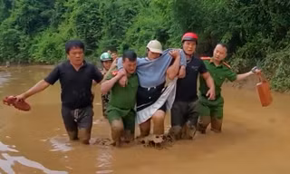Công an xã vượt lũ đẩy cano đưa sản phụ đi sinh