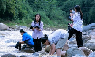 Hết cảnh học sinh vùng biên Thanh Hóa đi bộ hơn 1km ra suối tắm giặt