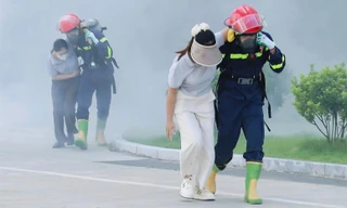 Xem cảnh đu dây giải cứu 800 người mắc kẹt trong vụ cháy giả định ở nhà xưởng