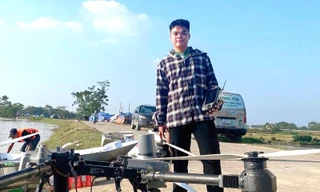 Chàng trai xứ Nghệ mang drone 400 triệu đồng chuyển hàng cứu trợ giúp bà con vùng tâm lũ
