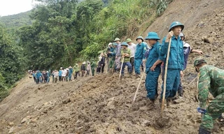 Giúp dân mở đường sau bão lũ