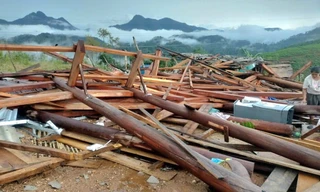 Giông lốc cuốn sập nhà dân ở Nghệ An