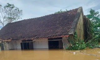 Nước lũ đổ về nhấn chìm toàn xã, ngập sâu hơn 7m