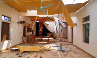 Giông lốc khiến cả trăm ngôi nhà bị tốc mái, hư hỏng