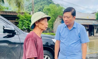 Chủ tịch tỉnh Nghệ An đến 'rốn lũ' kiểm tra công tác khắc phục hậu quả