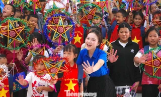 Quà Trung thu muộn nhưng ấm áp đến với học sinh xã biên giới Nghệ An