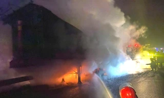 Xe đầu kéo chở than bốc cháy dữ dội trên cao tốc Bắc - Nam