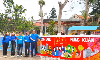 Đoàn viên thanh niên vẽ sắc xuân chào mừng thành công Đại hội XIV của Đảng