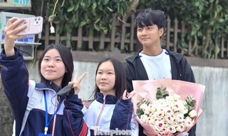 Fan hâm mộ vây kín, làng quê rộn ràng đón người hùng Cao Văn Bình trở về