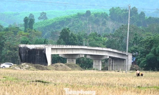 Cầu tiền tỷ xây xong rồi bỏ hoang