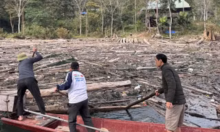 Rác gỗ vây kín lòng hồ thủy điện, hàng trăm người chung tay mở đường cho học sinh đến trường
