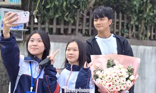 Fan hâm mộ vây kín, làng quê rộn ràng đón người hùng Cao Văn Bình trở về
