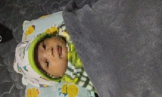 Nghệ An: Bé gái kháu khỉnh bị bỏ rơi trong chiếc giỏ nhựa ở sân bóng trong đêm