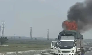 Xe tải bốc cháy ngùn ngụt trên cao tốc