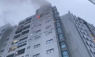 Cháy căn hộ chung cư vào rạng sáng, nhiều người dân hoảng hốt