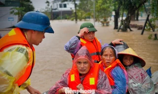 Người dân vùng lũ Hà Tĩnh hoảng hốt khi nước lên nhanh