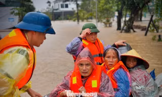 Người dân vùng lũ Hà Tĩnh hoảng hốt khi nước lên nhanh
