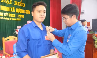 Trao huy hiệu Tuổi trẻ dũng cảm cho nam thanh niên lao xuống dòng nước xiết cứu em nhỏ 