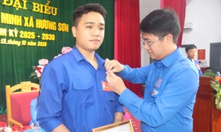 Trao huy hiệu Tuổi trẻ dũng cảm cho nam thanh niên lao xuống dòng nước xiết cứu em nhỏ 