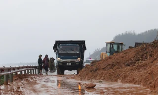 Mưa lớn gây sạt lở, ách tắc đường ven biển ở Hà Tĩnh