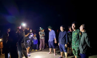 Thuyền đánh cá chở 2 cha con bị lật, một người mất tích 