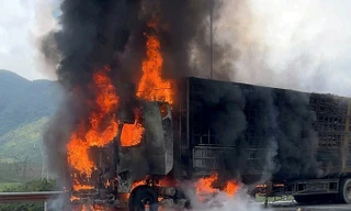 Đang lưu thông trên cao tốc, xe đầu kéo bốc cháy dữ dội