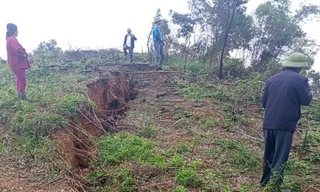 Cấm đường, sơ tán dân khi đồi xuất hiện vết nứt dài hàng trăm mét