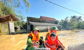 Công an xã vượt lũ đưa bé gái 11 tuổi đi cấp cứu