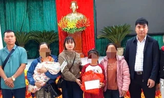 Bé gái bị cha dượng dùng búa bạo hành đã xuất viện, về quê ngoại ở Sơn La